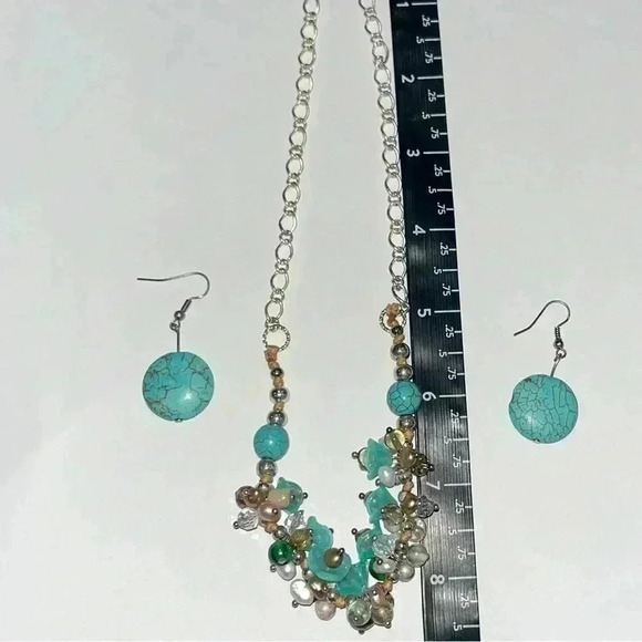 Necklace and earrings set beaded with turquoise colored matching French hooks - Picture 10 of 10